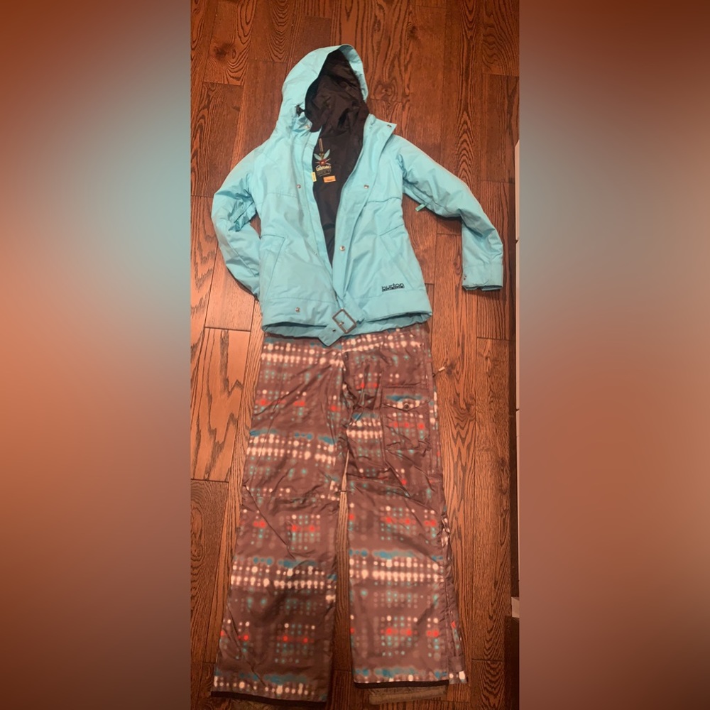 Women’s XS Burton Jacket & Women’s XS Orage snow pants.
